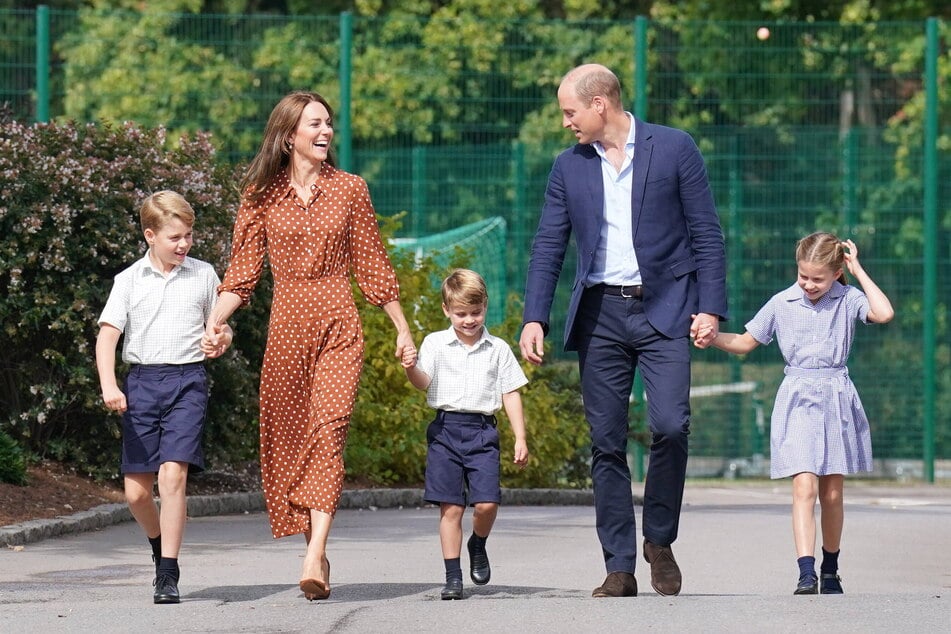 Kate (40) und William bringen ihre Kinder gemeinsam zur Schule.