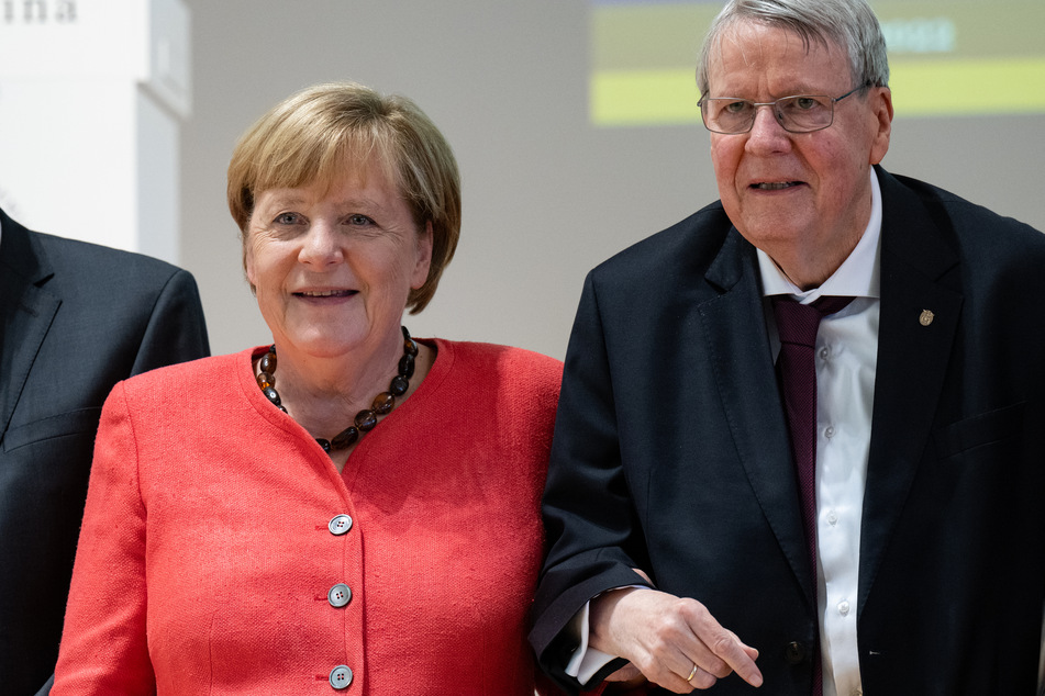 Anlässlich des 70. Geburtstag des früheren Leopoldina-Präsidenten Jörg Hacker (r.) lobte Merkel dessen Einsatz für die Wissenschaft und speziell seine Politikberatung als ehemaliger Chef der Leopoldina.