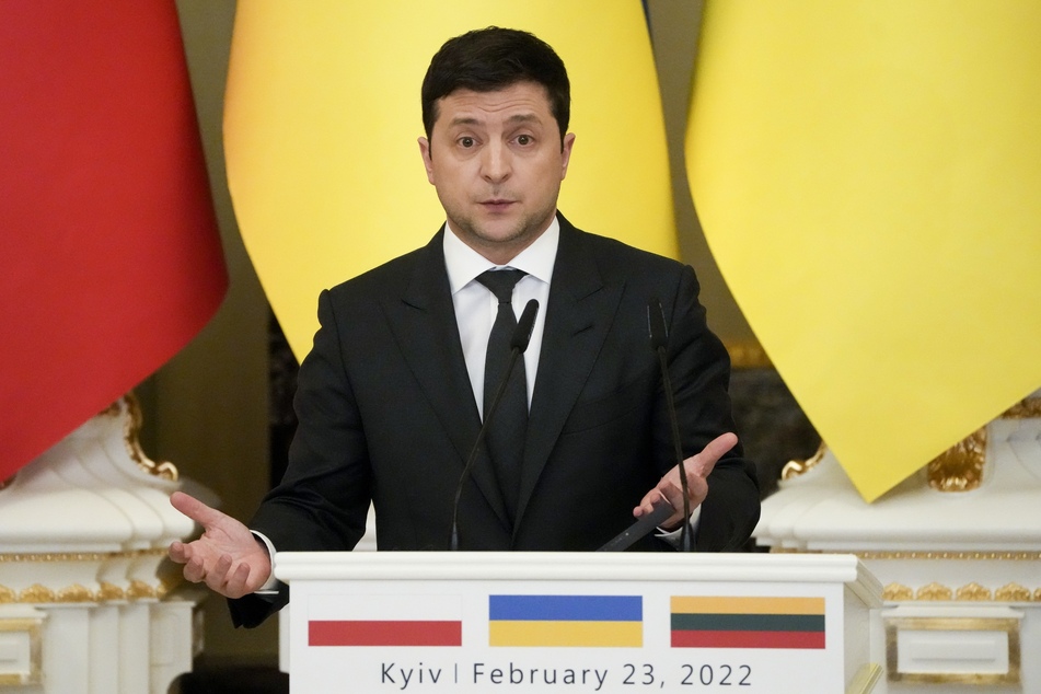 Der ukrainische Präsident Wolodymyr Selenskyj (44) verhängt in seinem Land den Ausnahmezustand.