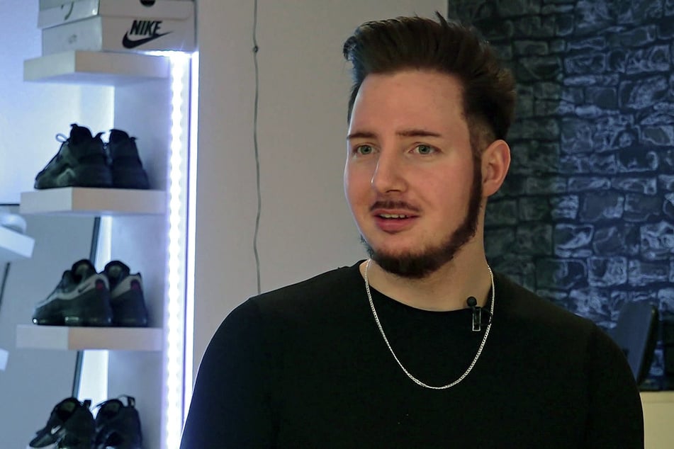 Nach einer verlorenen Wette trägt Jonas dunkle Haare und einen dunklen Bart.