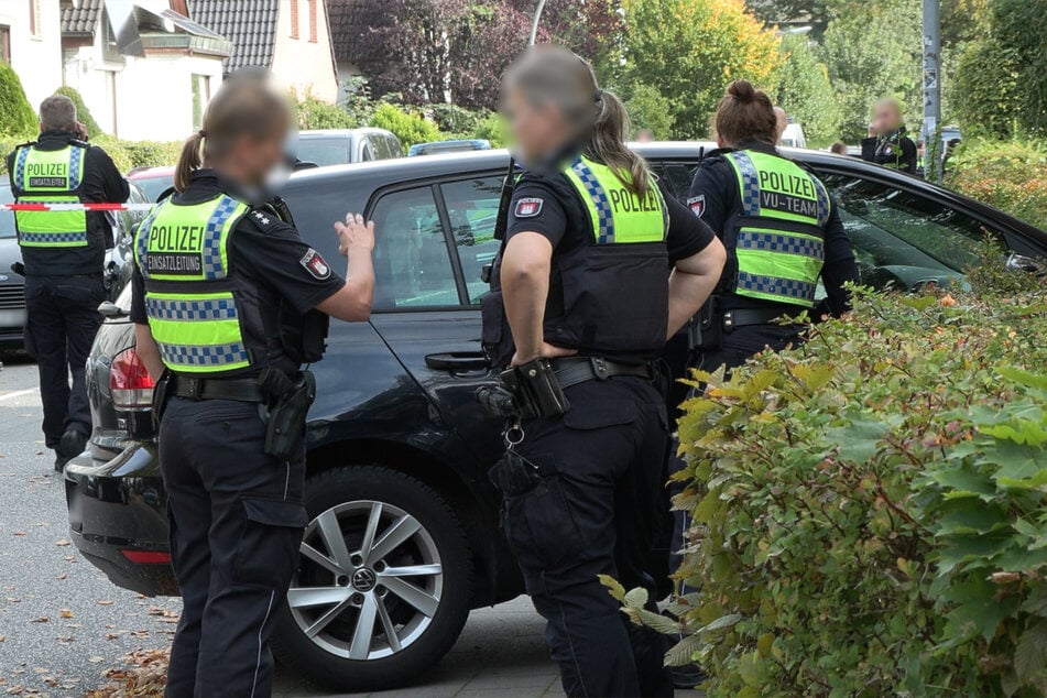 Autofahrer rast bei Verkehrskontrolle auf Polizistin zu: Insassen auf der Flucht