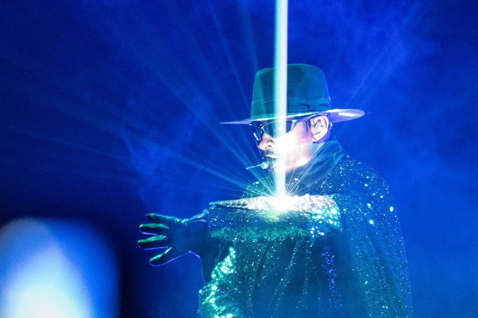 Special Effects und ausgefallene Outfits: Usher (46) lieferte ein erstklassiges Konzert in Berlin.