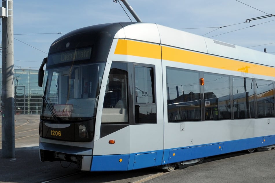 Bundeswehr-Bus kracht in Leipziger Straßenbahn: Eine Person verletzt