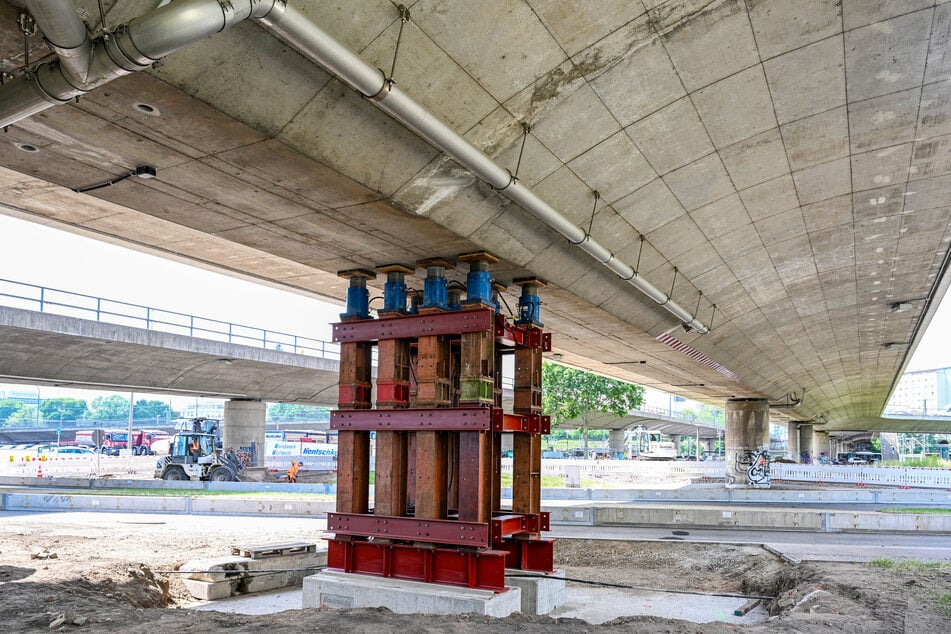 Vier dieser Notstützen sollen das Bauwerk im Bereich der Ammonstraße entlasten.
