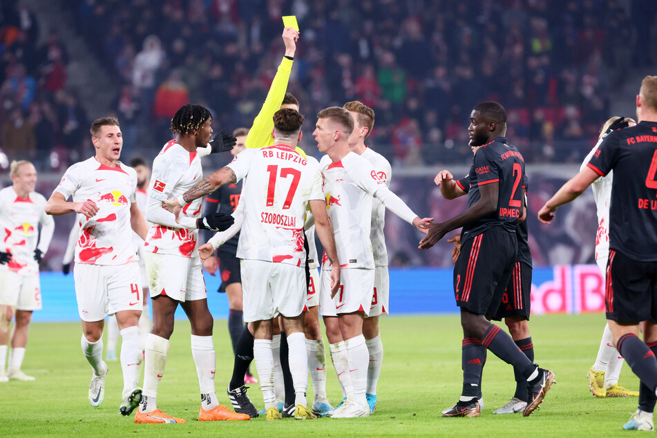 Die Spieler von RB Leipzig waren mit der Gelben Karte für Bayerns Dayot Upamecano (24) nicht wirklich zufrieden.
