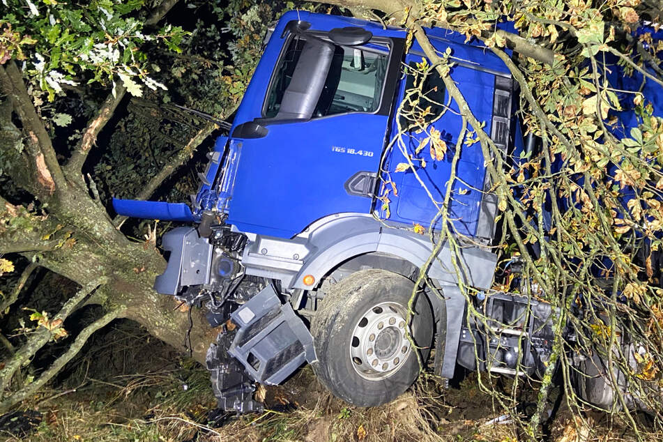 Ein Sattelzug krachte bei Morbach in Rheinland-Pfalz gegen einen Baum. Der Fahrer wurde verletzt, an dem Lastwagen entstand Totalschaden.