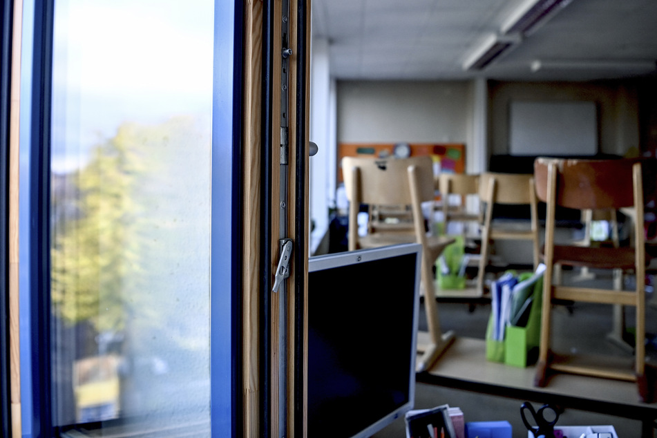 Ein Fenster in einem Klassenzimmer der Grundschule in der Köllnischen Heide ist zum Lüften geöffnet.