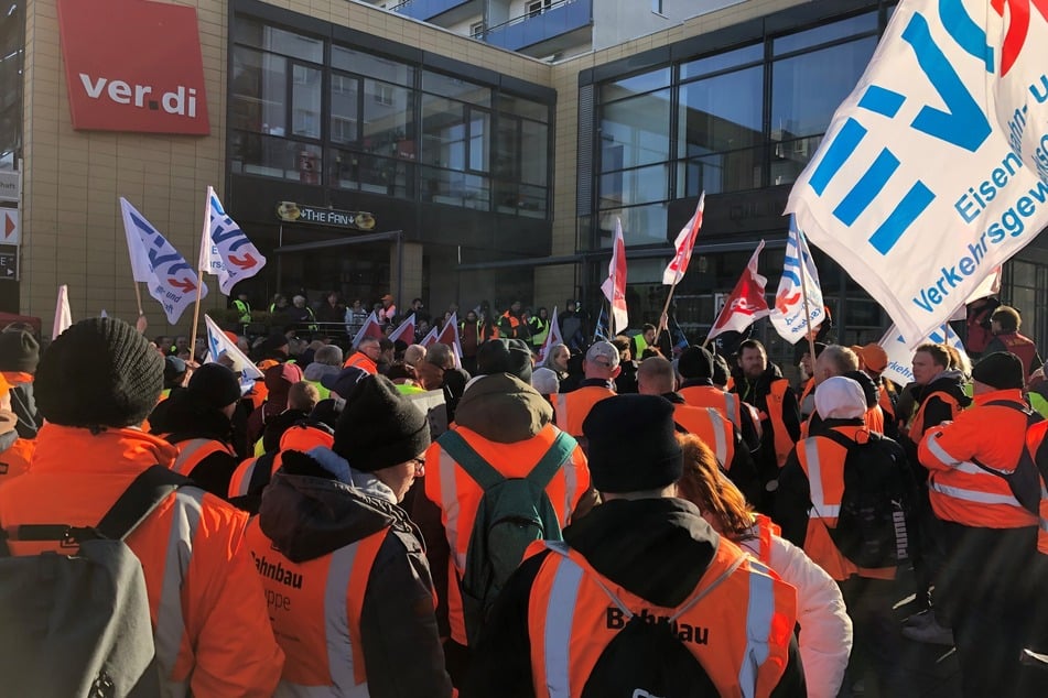 Hunderte Beschäftigte von Bahn und öffentlichen Diensten bei Kundgebung in Magdeburg