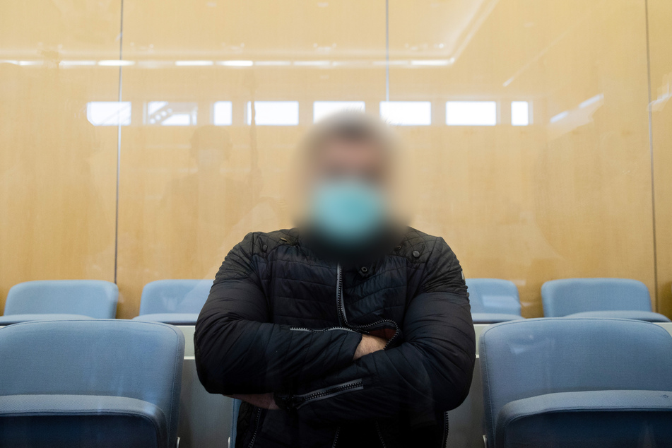 Der Angeklagte steht in einem Gerichtssaal im Hochsicherheitstrakt des Oberlandesgerichts.