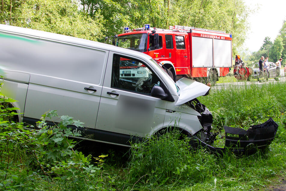Bei dem Unfall zog sich der Fahrer des Kleintransporters schwere Verletzungen zu.