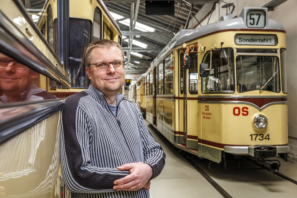 Der ehrenamtliche Museums-Chef Sven Wierick (50) ist froh, dass insgesamt 60 Ehrenamtliche des Straba-Vereins an den Frühjahrsöffnungstagen unterstützen.