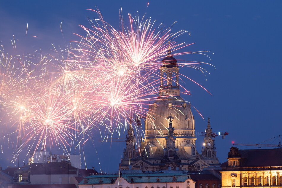 Feuerwerk erhellt vor der Frauenkirche den Abendhimmel. Zu Silvester werden die Dresdner auf diesen Anblick verzichten müssen - Feuerwerksverbot!