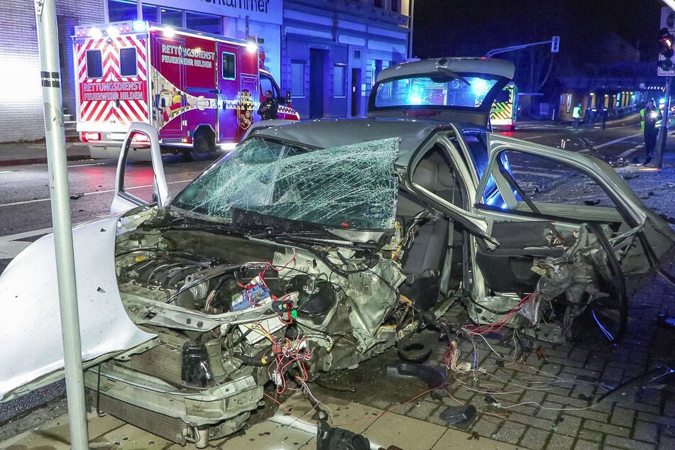 Der Renault Clio des 19-Jährigen war nur noch ein Wrack.