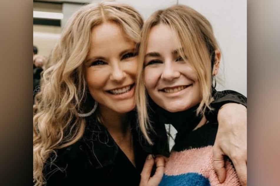 Katja Burkard (56) zeigt sich bei Instagram mit ihrer Tochter Marie-Therese (20).