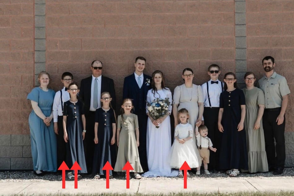 Mit roten Pfeilen zeigt Nancy Doerksen auf der Spendenplattform die Geschwister, die sie bald zu Grabe tragen muss. Das Bild stammt von Nancys eigener Hochzeit.