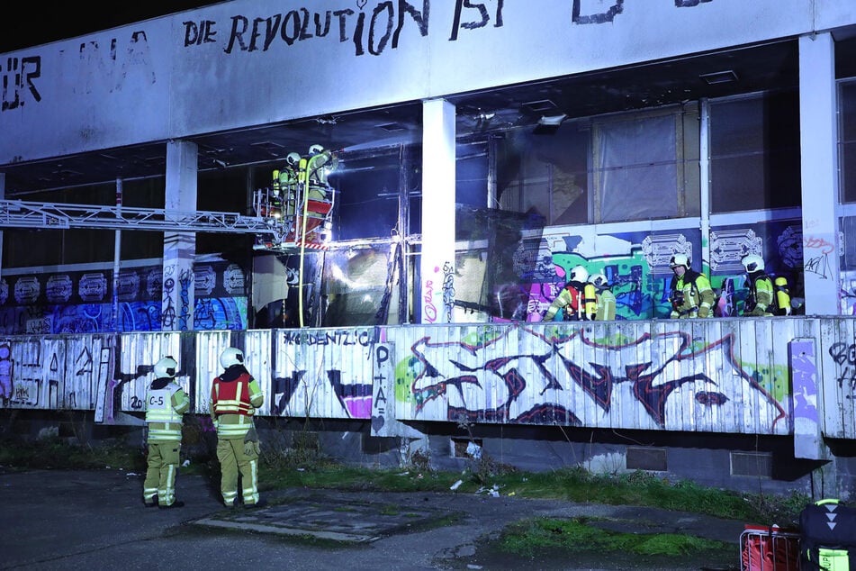 Am ersten Weihnachtsfeiertag wurde an der ehemaligen Robotron-Kantine gezündelt.