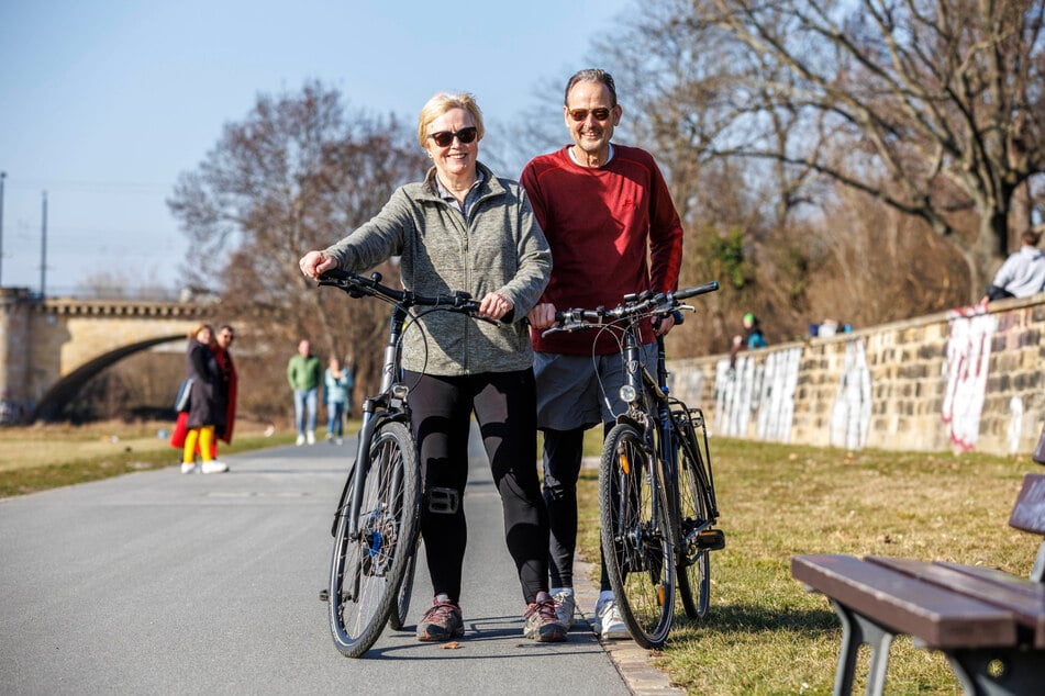 Barbara (70) und Hartmut (72) Niemczyk (70) nutzten das Wetter für eine Radtour.