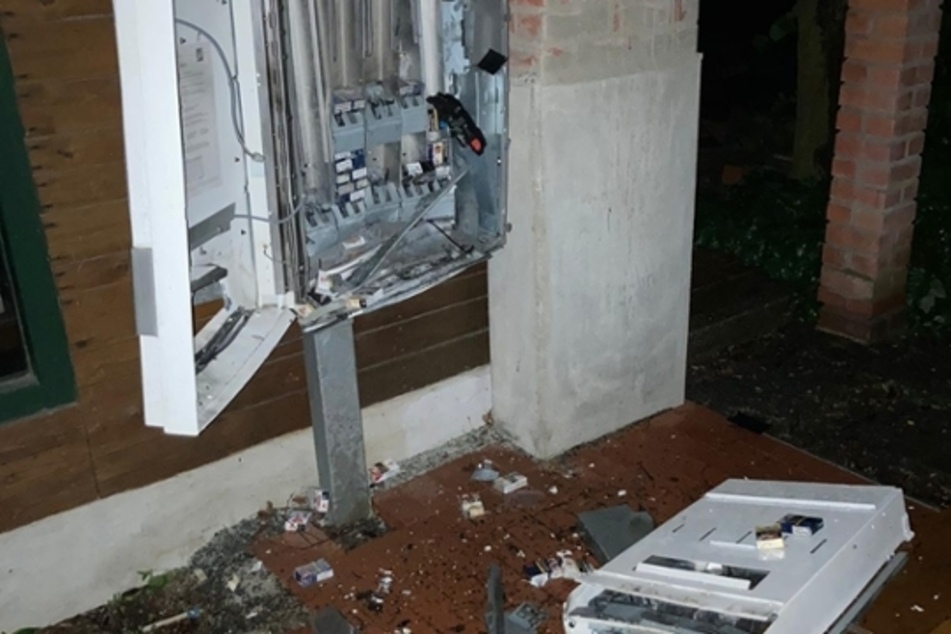Unbekannte Täter sprengten in der Nacht zum Montag zwei Automaten im Vogtlandkreis.