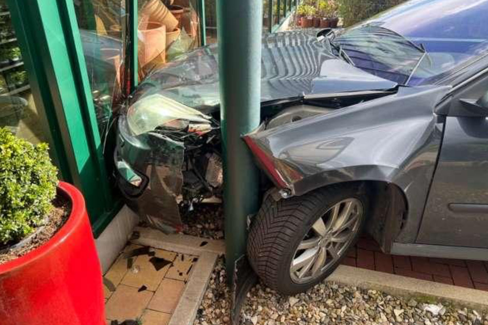 Bei einem Unfall in Helmstedt krachte ein Renault-Fahrer (80) frontal in die Scheibe eines Gartencenters.