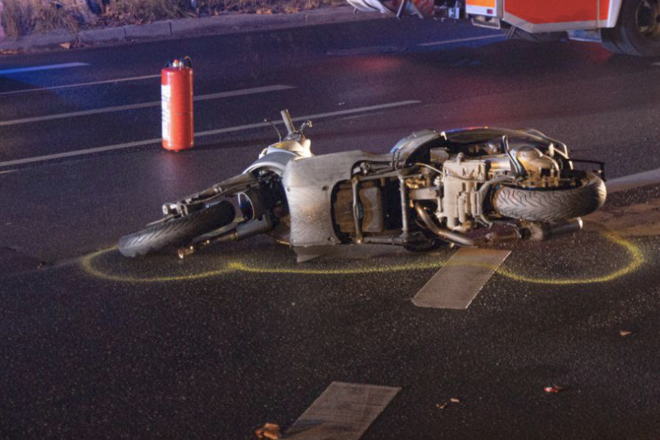Er hat keinen Führerschein: Motorradfahrer kracht gegen Betonbake - zwei Schwerverletzte!
