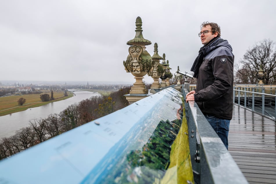 TAG24-Reporter Hermann Tydecks (40) genießt den einmaligen Blick von der Dachterrasse aufs Elbtal.