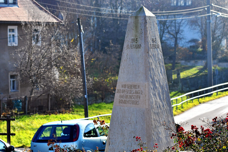 Dresden: Kriegsopfer-Obelisk in Nickern bekommt Erklär-Stele