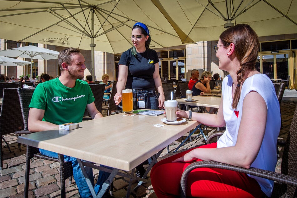 Anita Hahn (29) serviert im Turm-Brauhaus ein Bier für Nico Rothe (26) und einen Latte Macchiato für Sandra Haertel (29). Die Preise bleiben stabil.