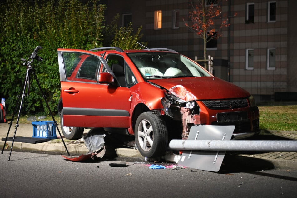 Der Suzuki kam von der Straße ab und krachte gegen eine Laterne.