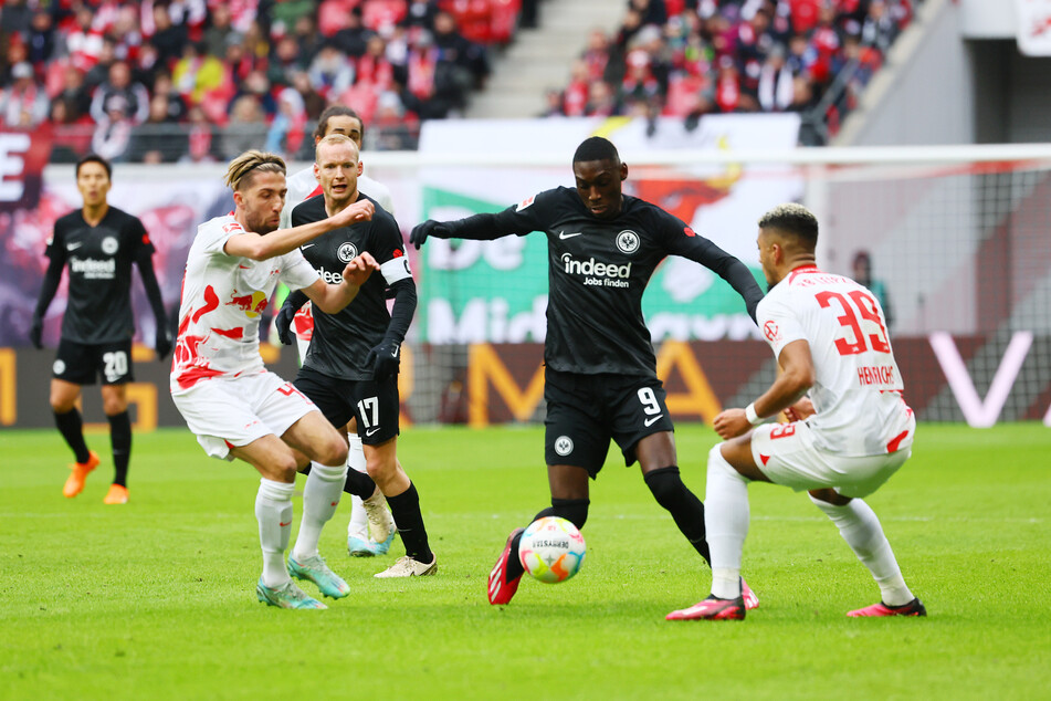 Die Leipziger Defensive hatte in der ersten Halbzeit alles im Griff und ließ Eintracht Frankfurt um Stürmer Kolo Muani kaum eine Chance.