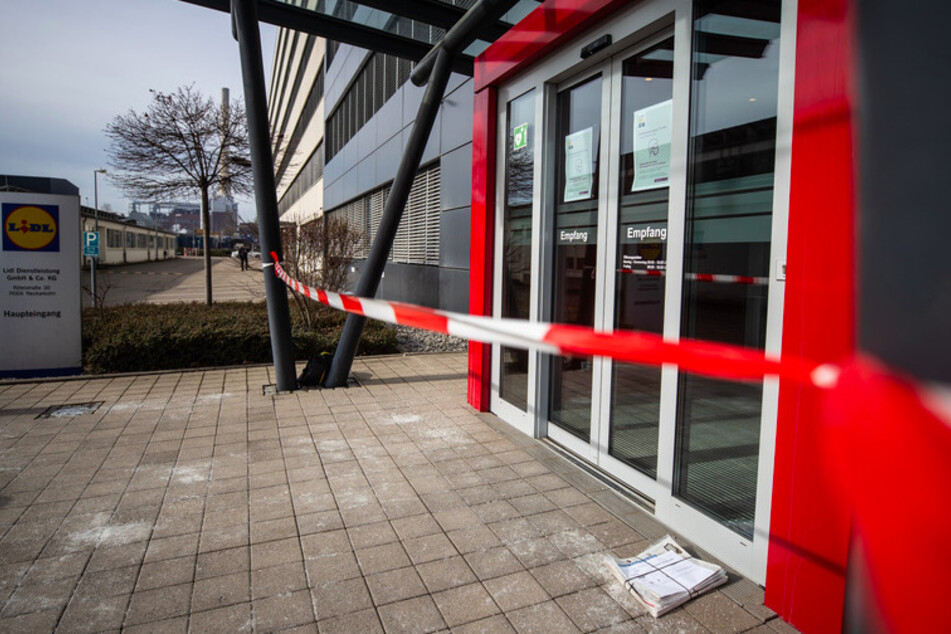 Der abgesperrte Haupteingang der Lidl Zentrale in Neckarsulm. Im Lidl Verwaltungsgebäude ist am Mittwochnachmittag eine Briefbombe explodiert.