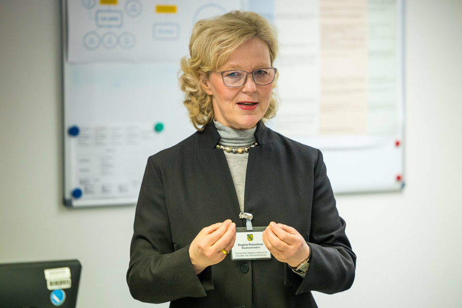 Regina Kraushaar ist Leiterin der Landesdirektion in Sachsen und übergab am Montag die vorläufigen Pläne für den Bau der Polder an die Landestalsperrenverwaltung.