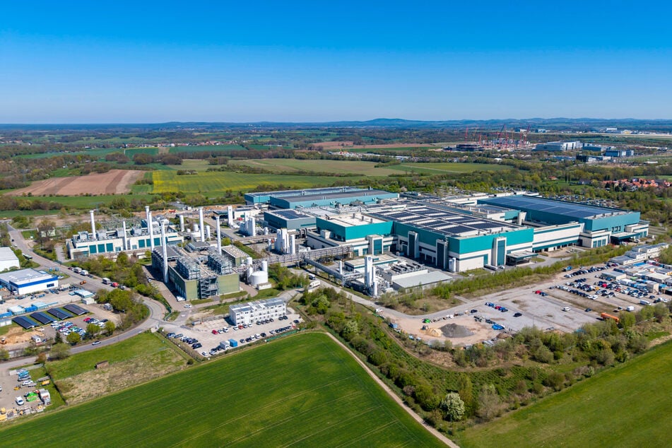 Blick über den Dresdner Norden mit dem Chipriesen Globalfoundries (Vordergrund), Bosch und Flughafen (Hintergrund).