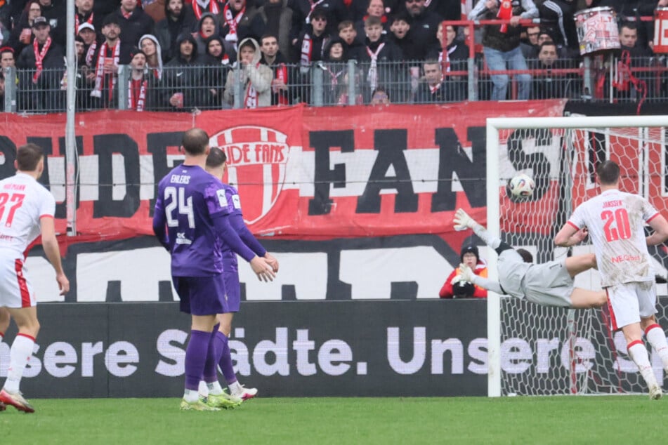 Bitter für die Veilchen: Sie kassieren drei Tore in neun Minuten.