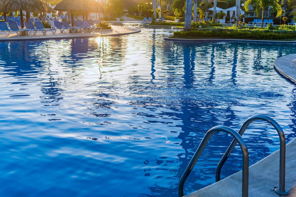 Tödlicher Badeunfall: Sechsjähriger stirbt nach Sprung in Schwimmbecken