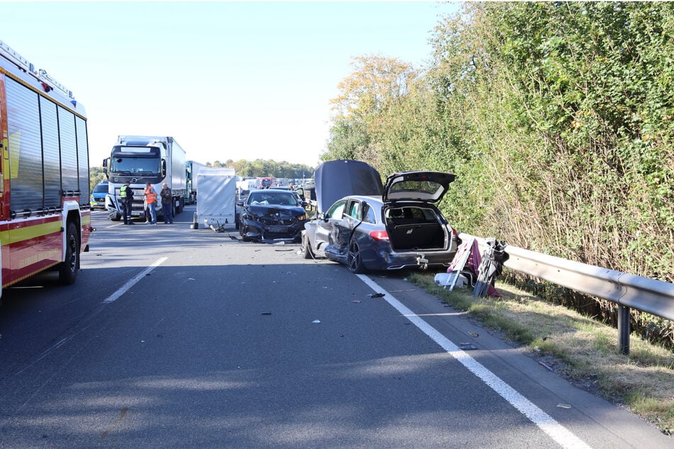 Zwei Personen wurden bei dem Unfall auf der A2 verletzt.