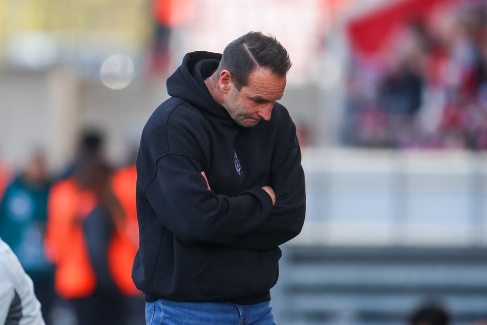 Duisburgs Cheftrainer Dietmar Hirsch (54) ärgerte sich über die völlig unnötige Flitzer-Aktion.