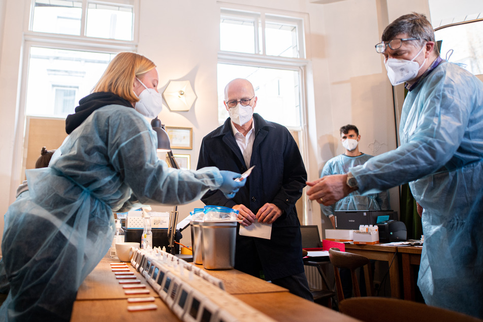 Peter Tschentscher (M, SPD), Erster Bürgermeister von Hamburg, besucht ein Corona-Schnelltest-Zentrum.