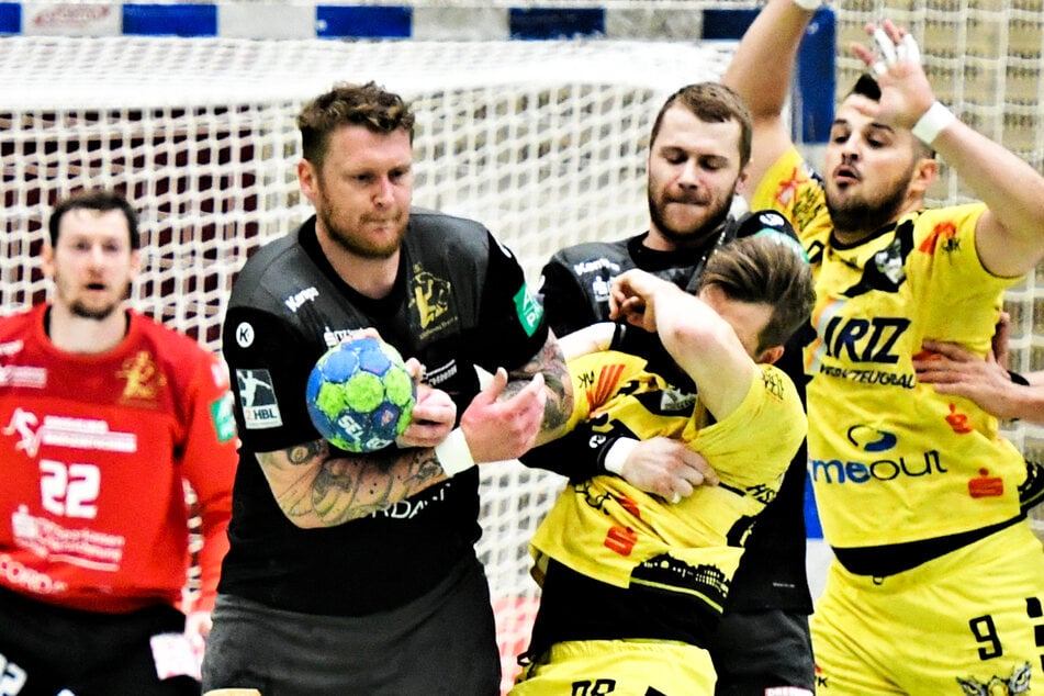 Henning Quade (l.) und Arseniy Buschmann, die hier resolut gegen Krefelds Josip Cutura zulangen, spielen auch künftig im HCE-Trikot.