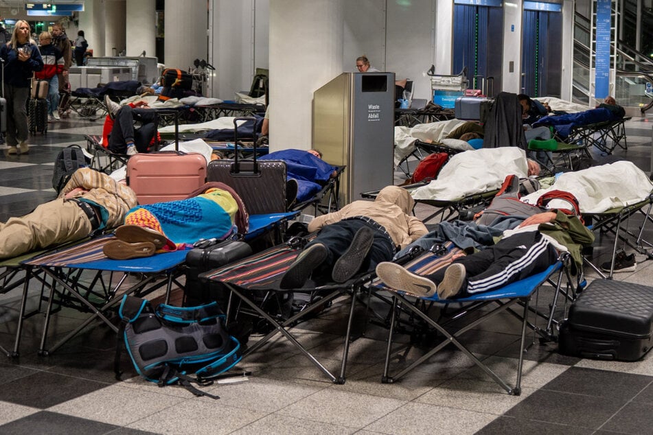 Rund 3000 Passagiere verbrachten die Nacht in aufgestellten Feldbetten in Terminals oder in Hotels.