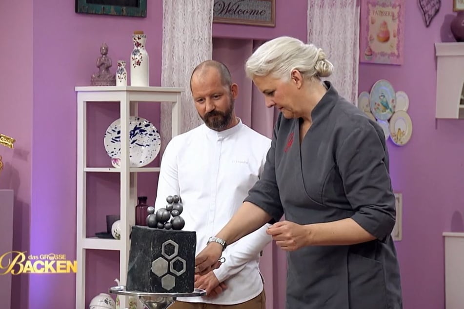Christian Hümbs (40) und Bettina Schliephake-Burchardt (50) verkosten Daniels futuristische Torte "Molekularküche XL".