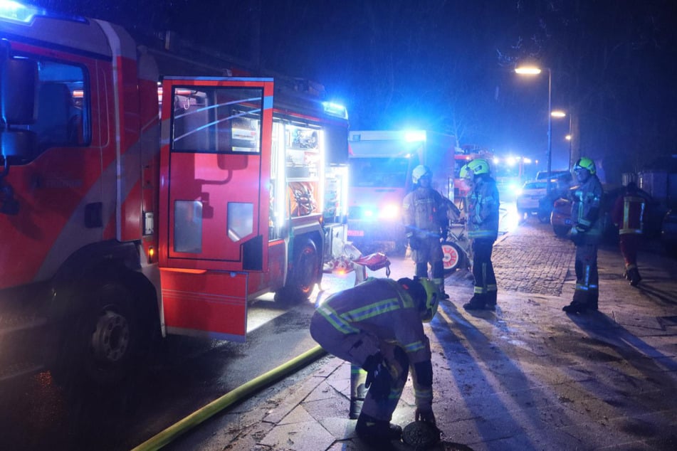 Berlin: Wohnung am Schlachtensee brennt: Feuerwehr im Großeinsatz