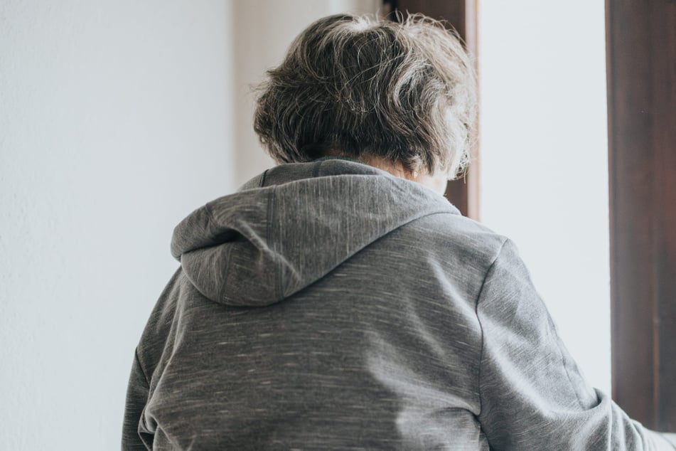 Eine Seniorin (76) wurde angegriffen und beraubt. (Symbolfoto)