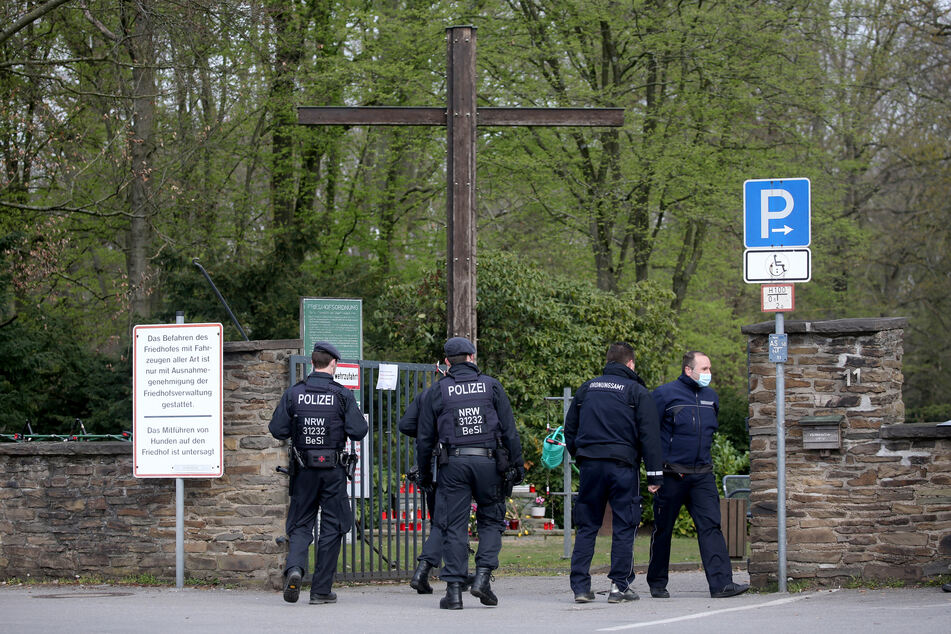 Für den heutigen Freitag befürchtet die Stadt Leverkusen bei der Beerdigung eines Mitglieds einer Großfamilie eine größere Menschenansammlung.