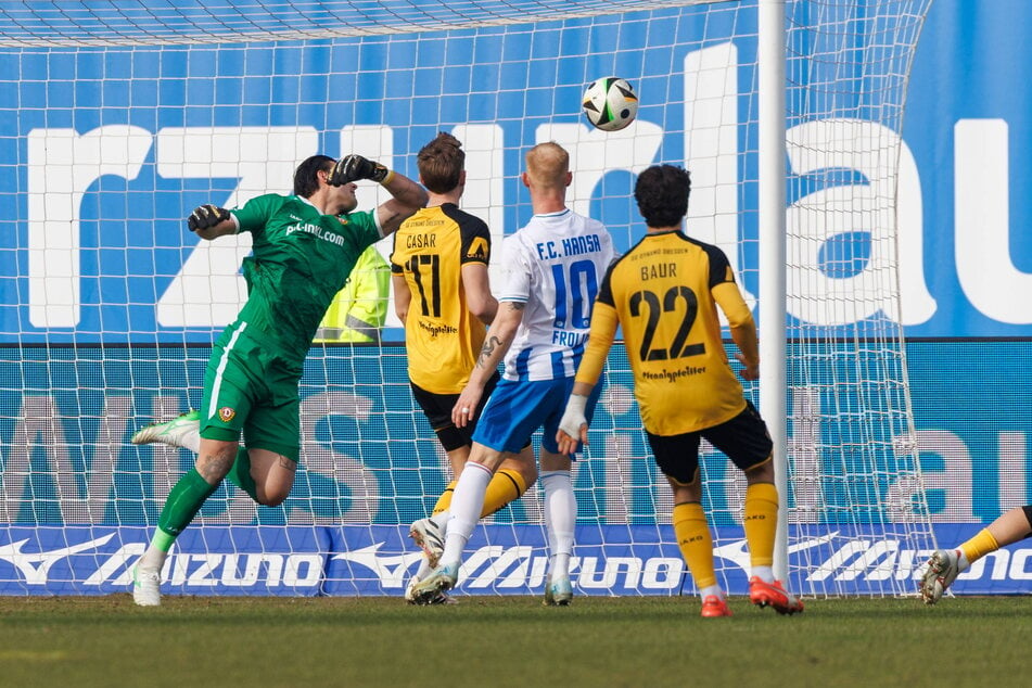 Das Tor des Tages: Tim Schreiber kommt nicht an den abgefälschten Kopfball von Nils Fröling (24, 2.v.r.) heran.