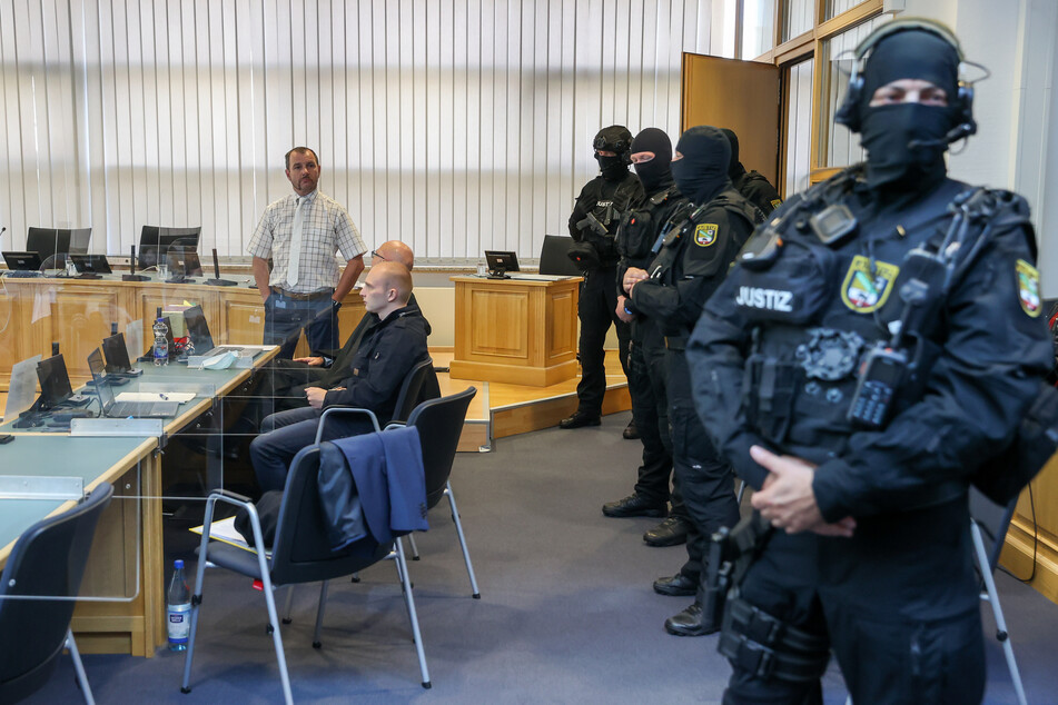 Prozess um Halle-Anschlag: Gericht beschäftigt sich mit Waffenarsenal des Attentäters