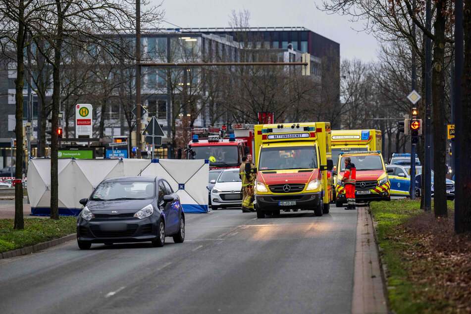 Einsatzkräfte sichern Spuren nach dem tödlichen Unfall an der Universität Bremen.