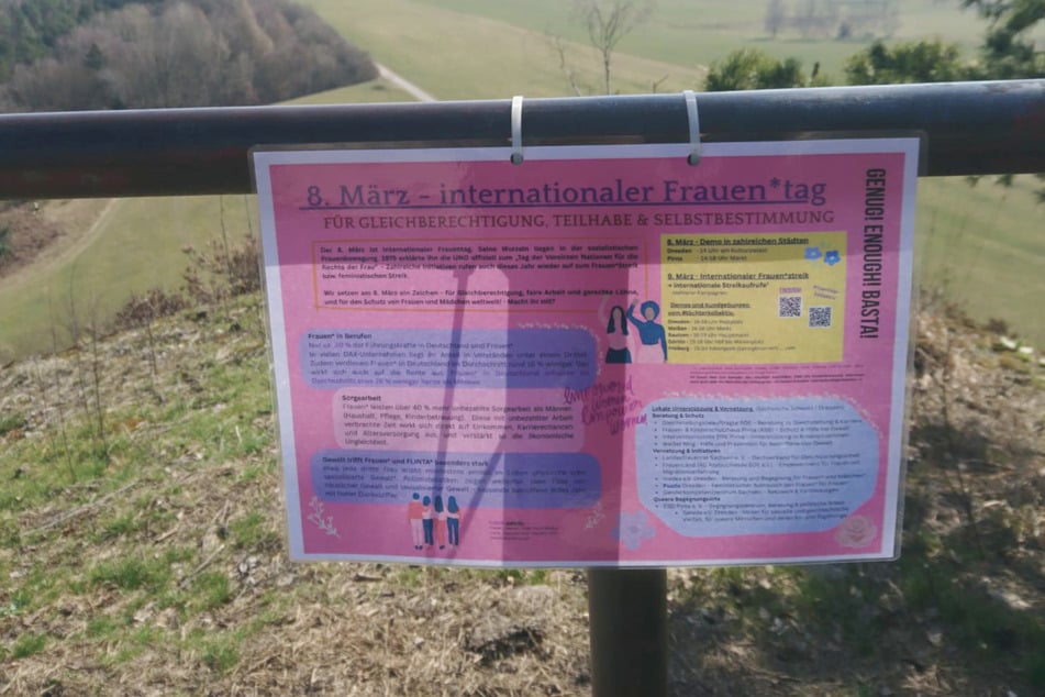 Überall in der Sächsischen Schweiz finden sich seit dem frühen Sonntag solche laminierten Infotafeln.