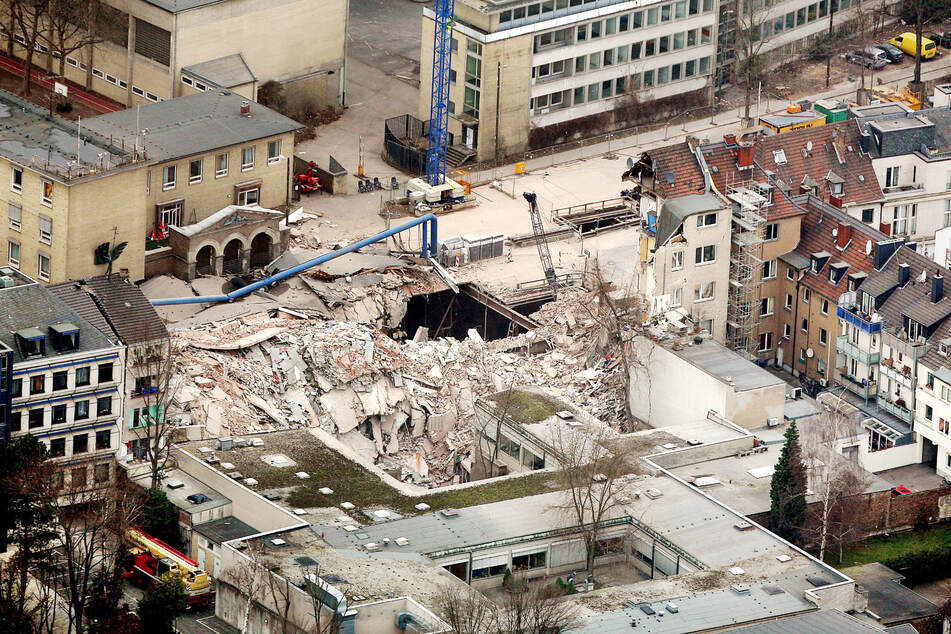 Am 3. März 2009 um 13.58 Uhr sackte der Boden unter dem Historischen Stadtarchiv Kölns plötzlich ein. Innerhalb weniger Minuten versank das Gebäude in einem Krater. (Archivbild)