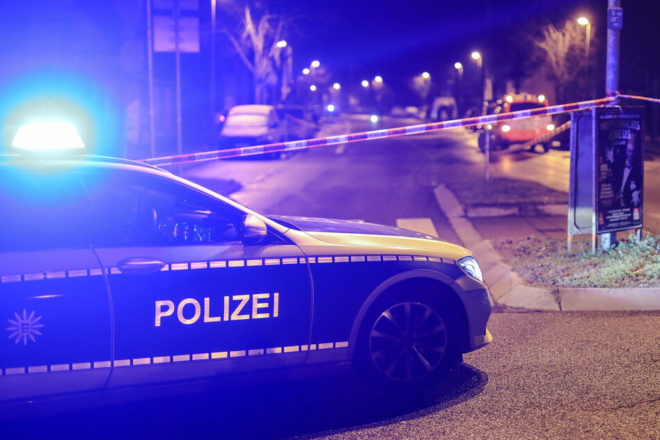 Ein Einsatzfahrzeug der Polizei steht mit Blaulicht an einem Tatort. (Archivbild)