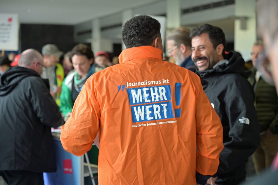 Beschäftigte des Bayerischen Rundfunks demonstrieren im Zuge des Warnstreiks.
